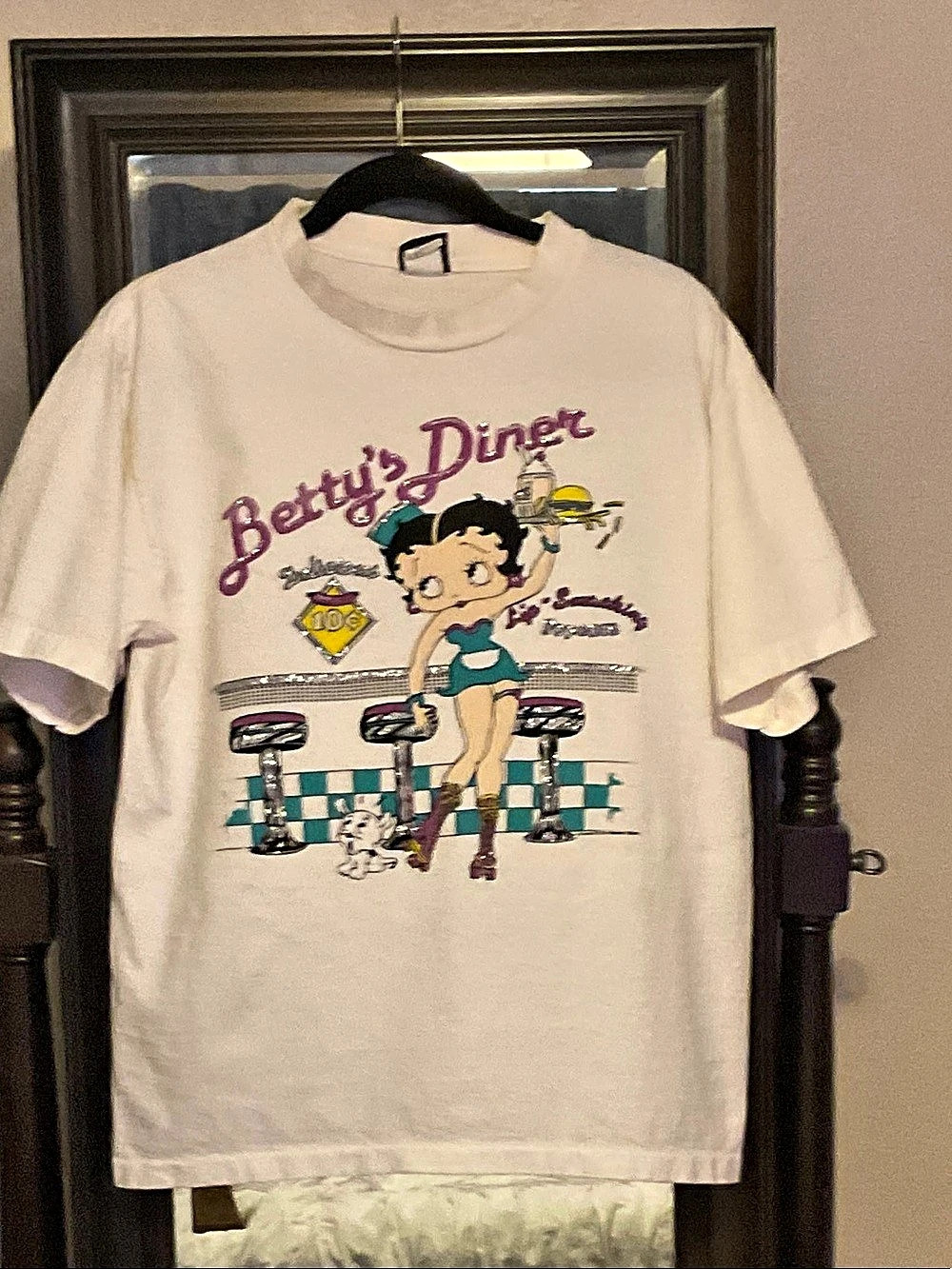 Betty Boop Betty's Diner Graphic T-Shirt in Cream & Pink